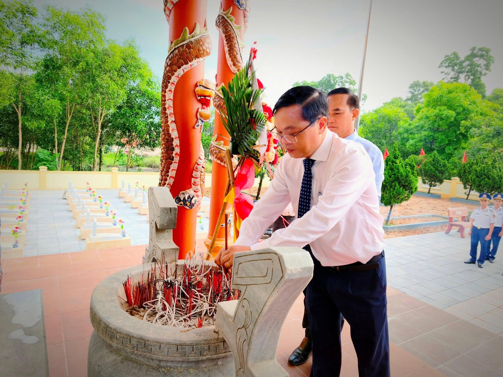 XÃ NAM CỬA VIỆT TỔ CHỨC LỄ VIẾNG CÁC NGHĨA TRANG LIỆT SĨ VÀ DI TÍCH LỊCH SỬ NHÂN KỶ NIỆM 51 NĂM...