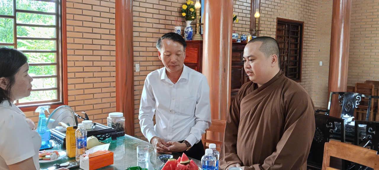 Lãnh đạo xã Triệu Trạch thăm và tặng quà chúc mừng các Niệm Phật đường nhân Đại lễ Phật đản - Phật...